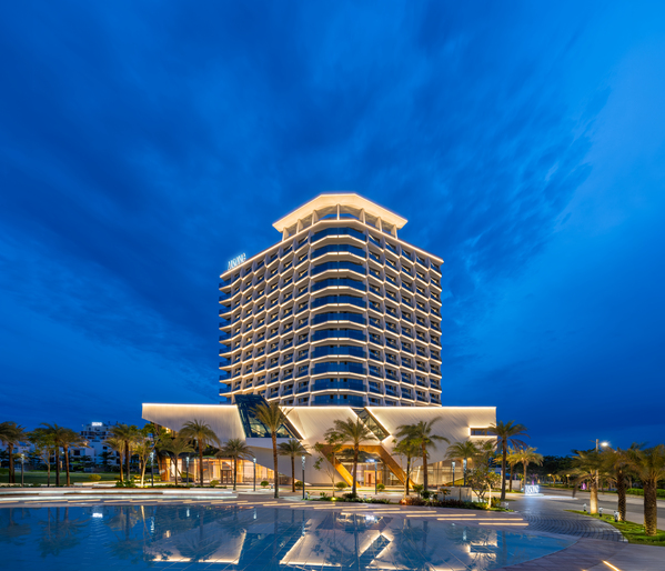 Toàn cảnh Lasong Hotel & Villas Sầm Sơn by The Unlimited Collection về đêm, khu nghỉ dưỡng bên biển với không gian hiện đại, phòng khách sạn cao cấp, villa hồ bơi riêng và hệ tiện ích nghỉ dưỡng 4 mùa dành cho gia đình Việt.